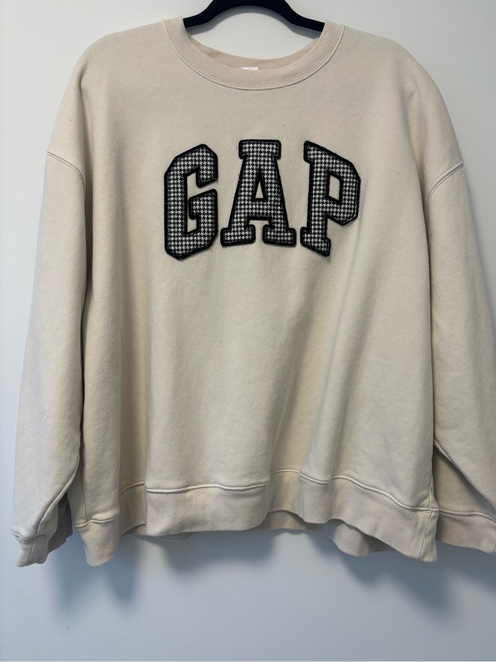 GAP Cream Crewneck Sweatshirt with Black Houndstooth Logo